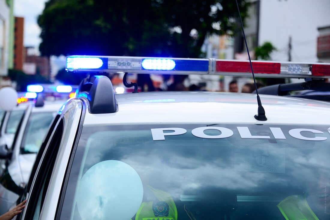 Gößnitz: Suche per Hubschrauber nach vermisstem 60-Jährigen Am frühen Mittwochabend wurde in Gößnitz ein 60-Jähriger als vermisst gemeldet. Mit Hubschrauber und Spürhund machte sich die Polizei auf die Suche. Denn der Mann brauchte Hilfe. Polizei sucht vermissten Mann in Gößnitz In Gößnitz wurde am Mittwochabend gegen 17.30 Uhr ein Mann als vermisst gemeldet, der laut Polizei wegen gesundheitlicher Einschränkungen Hilfe brauchte. Mehrere Polizeistreifen rückten aus und forderten zudem einen Hubschrauber und einen Polizeihund an. Die Suche konzentrierte sich schließlich auf ein Maisfeld im Bereich einer Gartenanlage im Hainicher Weg. Kurz nach 20 Uhr fanden Polizeibeamte den 60-Jährigen am Rande des …
