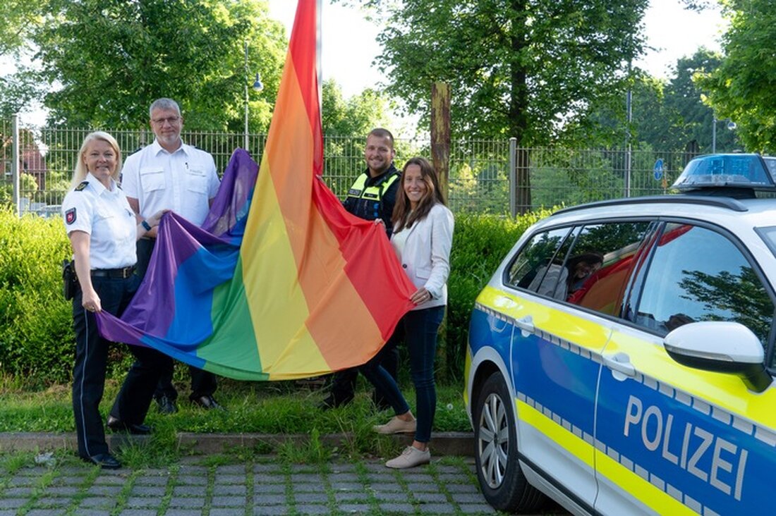 Am 17. Mai hisst die Polizeidirektion Göttingen die LSBTIQ-Flagge zum IDAHOBIT und setzt ein Zeichen gegen Diskriminierung.