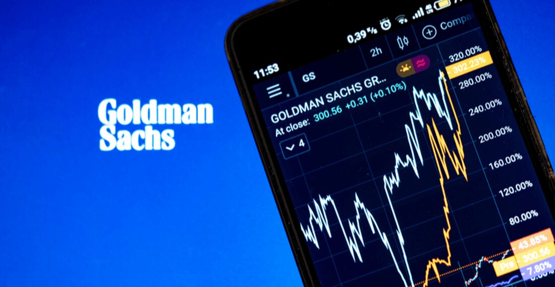 Goldman Sachs hat bei der US-amerikanischen Börsenaufsicht SEC beantragt, einen börsengehandelten Fonds zu schaffen, der Anlegern Zugang zu Blockchain-Aktien und dezentraler Finanzierung gewähren soll Die Wall-Street-Investmentbank Goldman Sachs hat bei der United States Securities and Exchange Commission (SEC) die Schaffung eines börsengehandelten Fonds (ETF) beantragt, der auf dezentralisierte Finanzierung (DeFi) und Blockchain-Eigenkapital abzielt. Laut seiner Einreichung, wird der ETF an die Leistung von Unternehmen gebunden, die im Blockchain-Sektor und DeFi tätig sind. Goldman Sachs schrieb, dass die „der Fonds strebt an, Anlageergebnisse zu liefern, die vor Gebühren und Aufwendungen der Wertentwicklung des Solactive Decentralized Finance and Blockchain Index (der „Index“) …