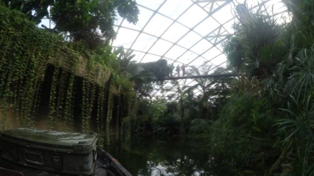 Das Gondwanaland im Leipziger Zoo bietet auch eine Bootstour an. In ca. 15 Minuten gibt es eine Einführung in die Geschichte der Erde in einem Tunnel, dann geht es mit dem Boot durch das Gondwanaland. Hier können Sie den zweiten Teil der Bootsfahrt durch die große Halle mit doppelter Geschwindigkeit sehen. Der gesamte Flussabschnitt ist 380 Meter lang. Die Bootsfahrt kostet 1,50 EUR für Erwachsene und 1,00 EUR für Kinder zusätzlich zum regulären Eintritt in den Zoo (der Preis gilt auch für kleine Kinder). Adresse: Zoo Leipzig Pfaffendorfer Straße 29 04105 Leipzig www.zoo-leipzig.de Aufgenommen mit einem Canon LEGRIA mini, Bearbeitungsprogramm …