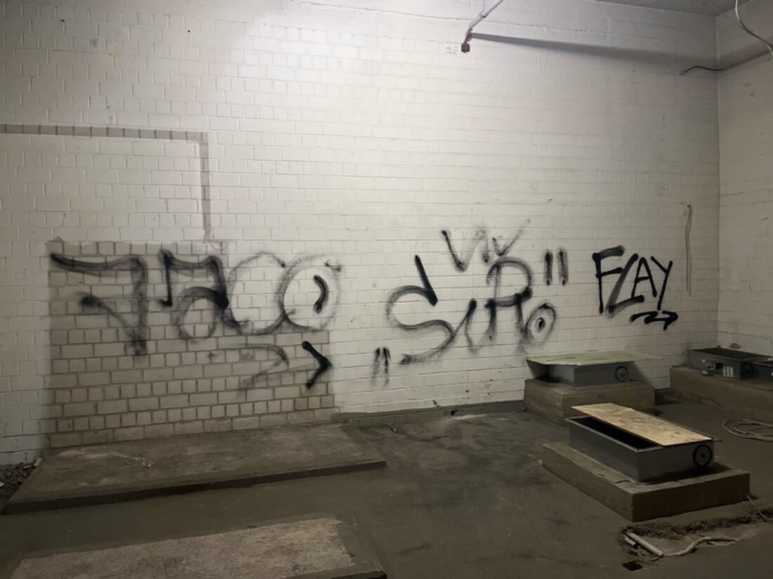 Unbekannte besprühten Wände und beschädigten Lichtkuppeln am Schulzentrum Cyriax in Overath. Polizei ermittelt wegen Sachbeschädigung.