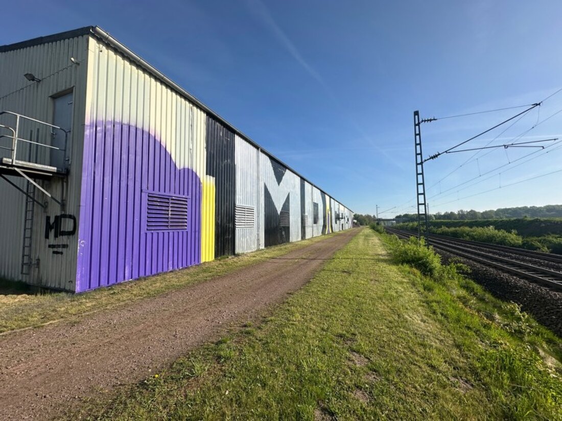 Unbekannte beschmierten eine Lagerhalle in Barnstorf zwischen dem 25. und 28. April mit Graffiti. Polizei sucht Zeugen.