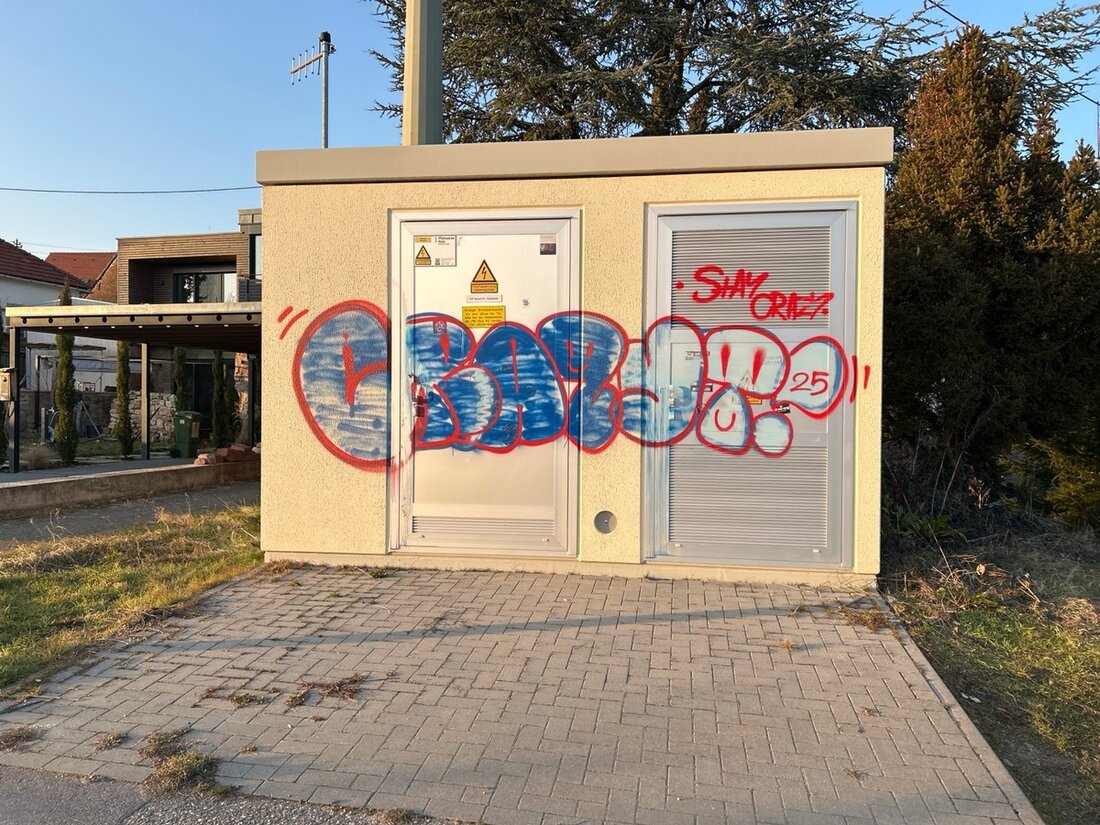 Unbekannte haben ein Umspannhäuschen in Maikammer mit Graffitis beschmiert. Die Polizei sucht Zeugen für Hinweise.