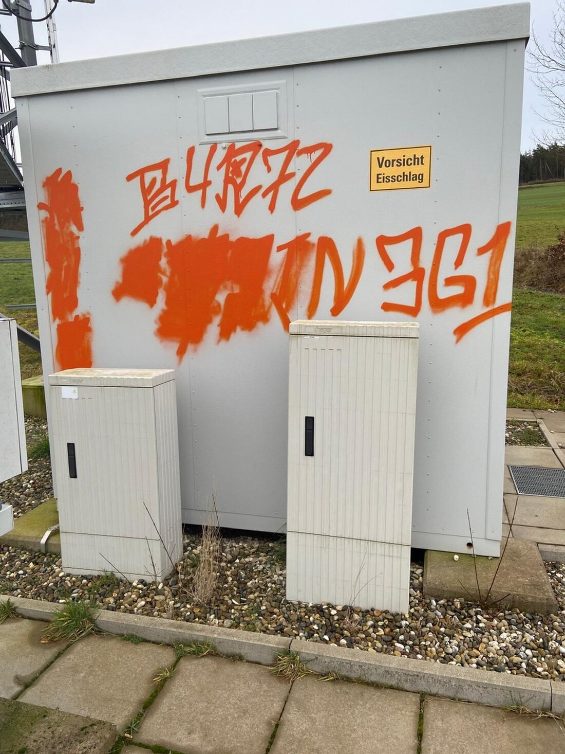 Unbekannte Täter brachen in Lauterbach ein und beschädigten Schulfenster. Zeugen gesucht nach Graffiti-Schäden in Schlitz.