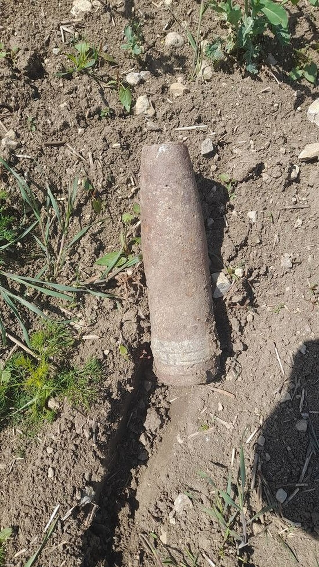 Bei landwirtschaftlichen Arbeiten in Lehesten wurde eine möglicherweise explosionsfähige Granate aus dem Zweiten Weltkrieg gefunden. Polizei sicherte den Bereich bis zur Bergung.