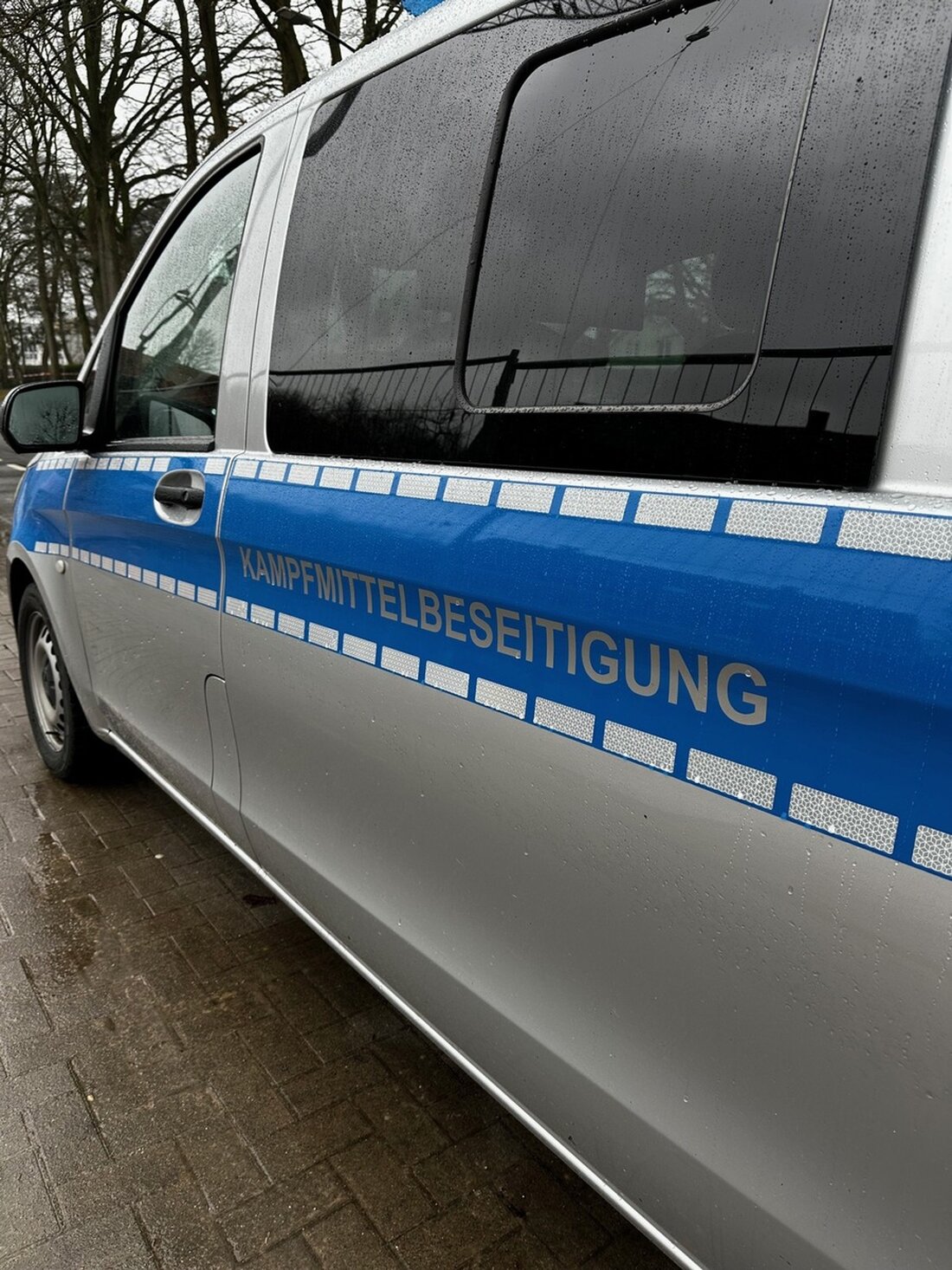 In Lingen wurde bei Bauarbeiten eine Granate aus dem Zweiten Weltkrieg entdeckt. Polizei und Einsatzkräfte evakuierten sicher.