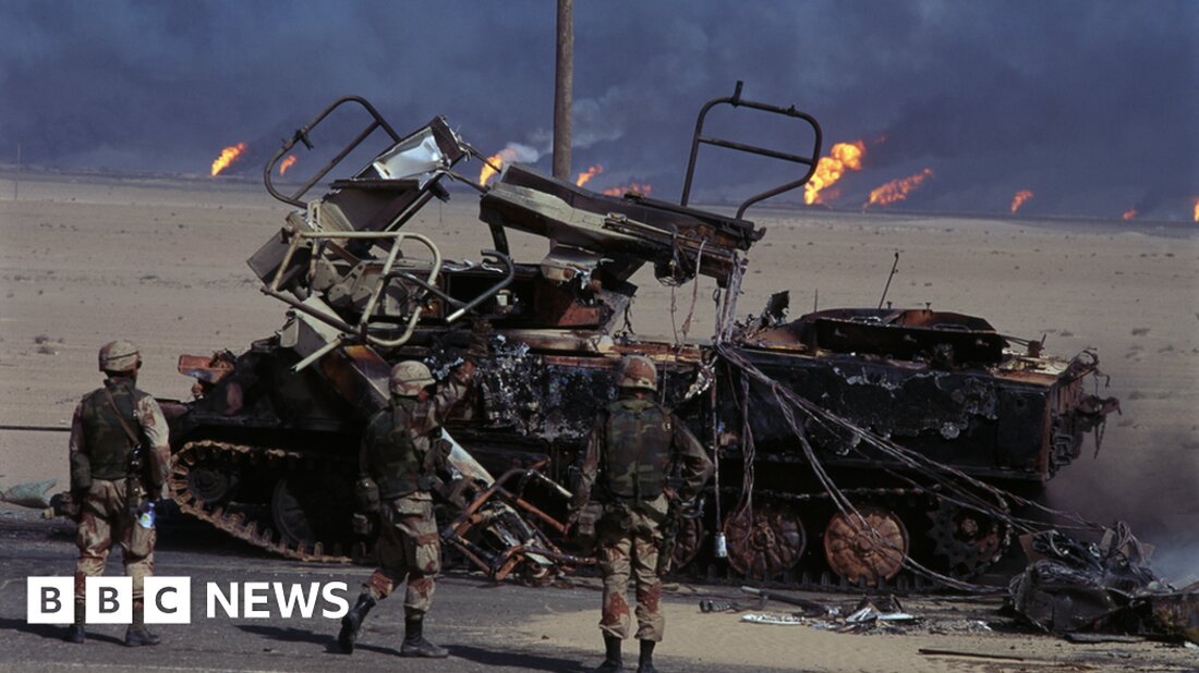 Russland hat Großbritannien davor gewarnt, Granaten mit abgereichertem Uran als Munition für die Panzer zu liefern, die es in die Ukraine schickt, da sie eine „nukleare Komponente“ enthalten. Abgereichertes Uran macht Waffen leistungsfähiger, aber es wird befürchtet, dass sie eine Bedrohung für Menschen in Gebieten darstellen könnten, in denen sie eingesetzt werden. Was ist abgereichertes Uran? Abgereichertes Uran ist natürlich vorkommendes Uran, dem viel – aber nicht alles – seiner radioaktiven Materie entzogen wurde. Es ist ein Abfallprodukt aus dem Prozess, durch den Uran für den Einsatz in Kernkraftwerken und Kernwaffen angereichert wird. Warum verwenden einige Waffen abgereichertes Uran? Uran …