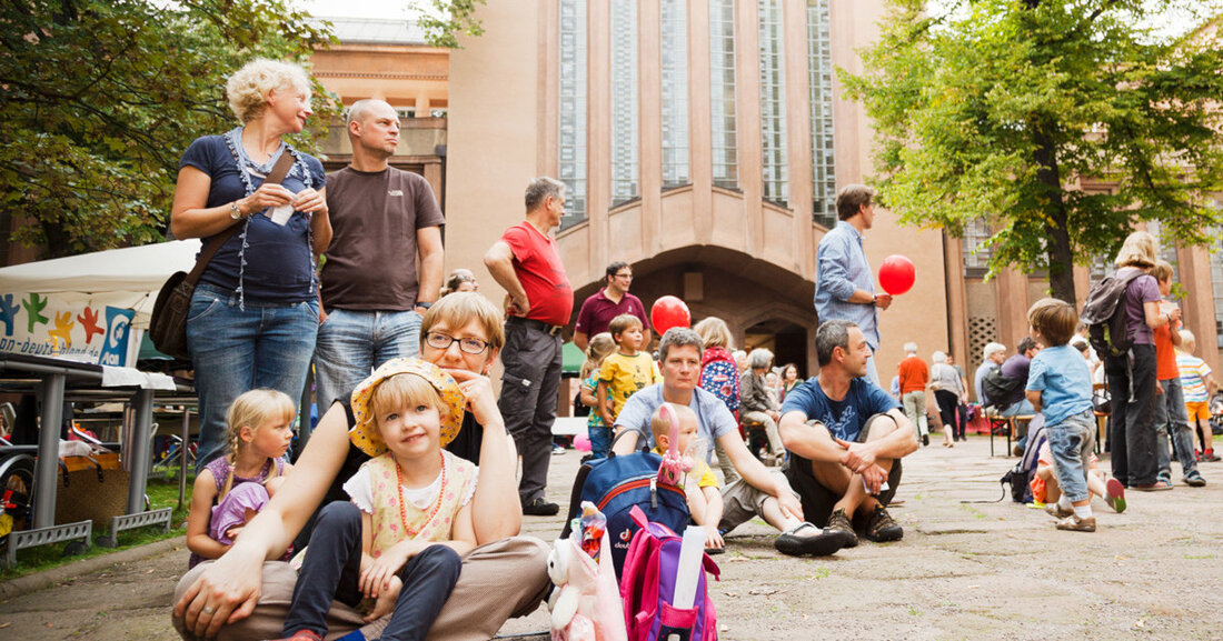 Grassi-Fest 2022 Die drei Museen im Grassi laden am 11. September 2022 wieder zu ihrem zum bunten Familienfest in Leipzig ein. In beiden Innenhöfen und Foyers wird für jede Altersklasse etwas geboten, es gibt Kreativangebote, Mitmach-Aktionen, Museumstouren und Führungen sowie ein Bühnenprogramm. © Tom Dachs Das Familienfest bietet eine Vielzahl an Aktivitäten für Groß und Klein: Kreativ- und Aktionsstände, Musikautomaten und Live-Musik,  Architekturführung, Töpferkurs, Siebdruck,  Emaillieren, Weben, Holzspiele Parcour. Für das leibliche Wohl wird auch gesorgt sein: Neben einem Essensstand bietet unser Museumscafé eine Auswahl an Speisen und Getränken an. Ein vielfältiges Musikprogramm lädt im Innenhof zum Zuhören und Zuschauen ein. Zeit &hellip;