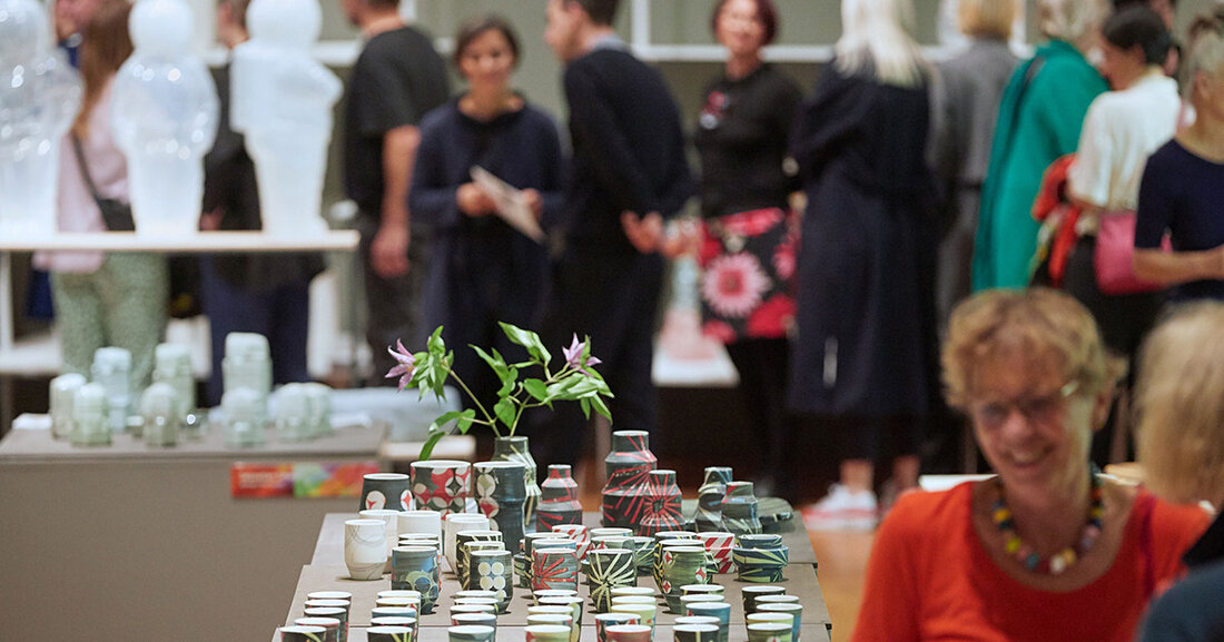 Grassimesse Leipzig vom 21. bis 23. Oktober 2022 Bei der diesjährigen Internationalen Verkaufsmesse für angewandte Kunst und Design präsentieren sich vom 21. bis 23. Oktober 2022 im Leipziger Grassi Museum für Angewandte Kunst rund 150 Ausstellerinnen und Aussteller aus sieben europäischen Ländern sowie aus Südkorea, Taiwan und den USA. © Alexander Schmidt, Punctum Die jährlich im Oktober stattfindende Grassimesse gilt als eine der führenden internationalen Verkaufsmessen für angewandte Kunst und Design, als Treff für Kreative, Galerien, Fachleute, Besucherinnen und Besucher aus ganz Europa. Die Grassimesse lädt zum Schauen, Kaufen und Informieren ein und zeigt Tendenzen und neue Kreationen in den &hellip;