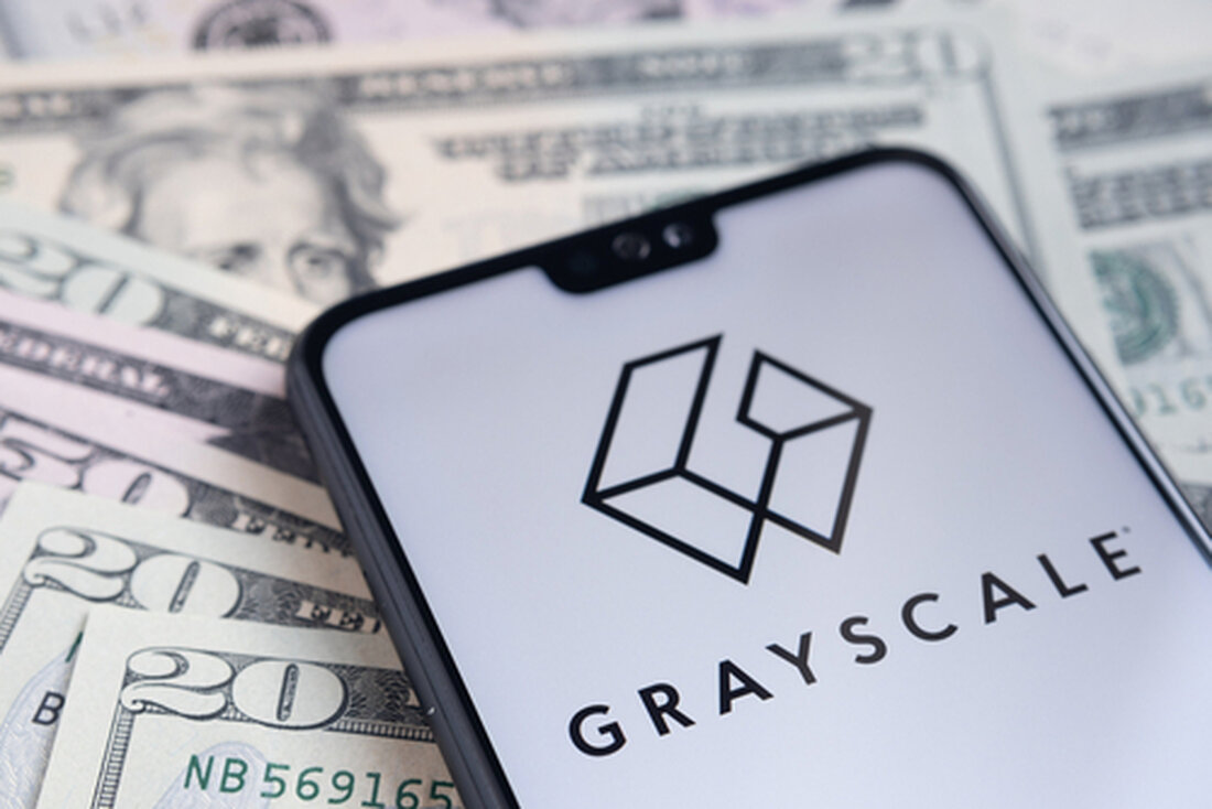 Grayscale beantragte die Umwandlung seines 524 Mio. US-Dollar schweren Digital Large Cap Fund in einen ETF. Zu den Beteiligungen des Fonds gehören BTC, ETH, Solana, XRP und Avalanche. Nach den Bitcoin- und Ethereum-Fonds ist dies die dritte ETF-Umstellung von Grayscale. Grayscale Investments hat einen bedeutenden Schritt zur Erweiterung seiner Palette kryptowährungsbasierter Finanzprodukte unternommen, indem es bei der US-amerikanischen Börsenaufsichtsbehörde SEC (Securities and Exchange Commission) einen Antrag auf Umwandlung seines Digital Large Cap Fund (GDLC) in einen Exchange Traded Fund (ETF) gestellt hat. Der GDLC, der derzeit außerbörslich gehandelt wird, bietet ein diversifiziertes Engagement in mehreren führenden digitalen Vermögenswerten, darunter Bitcoin …