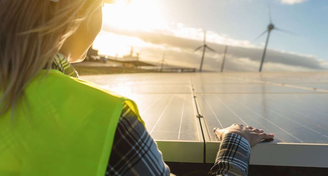 Baden-Württemberg setzt auf grüne Technologien: Neue Plattform „GreenTech BW“ soll Unternehmen unterstützen Die Landesregierung von Baden-Württemberg hat angekündigt, eine neue Plattform namens „GreenTech BW“ einzurichten, um Unternehmen in der Entwicklung und Implementierung von umwelt- und klimafreundlichen Technologien zu unterstützen. Ziel ist es, Baden-Württemberg zu einem Musterland für grüne Technologien zu machen, indem bestehende Aktivitäten, Netzwerke, Organisationen und Einrichtungen im Land koordiniert und die Branche noch stärker mit kleinen und mittleren Unternehmen sowie der Start-up-Szene vernetzt wird. Umweltministerin Thekla Walker und Wirtschaftsministerin Dr. Nicole Hoffmeister-Kraut, deren Häuser sich die Verantwortlichkeit beim Gesamtthema GreenTech teilen, berichteten dem Kabinett von dieser Initiative. Die …