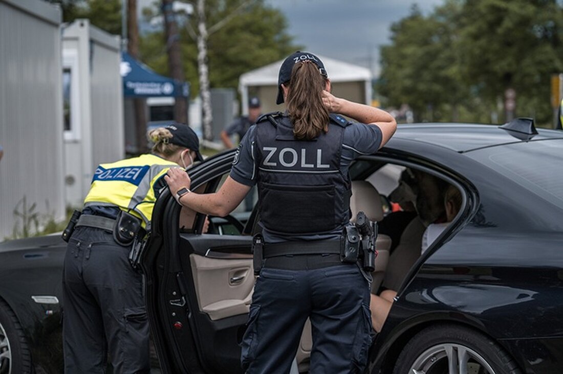 Bundespolizei München stoppt drei Migranten am Grenzübergang Hörbranz wegen fehlender und gefälschter Dokumente.