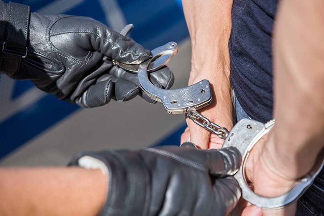 Die Bundespolizei festnimmt einen 27-Jährigen mit zwei Haftbefehlen an der deutsch-niederländischen Grenze. Er sitzt nun in Haft.