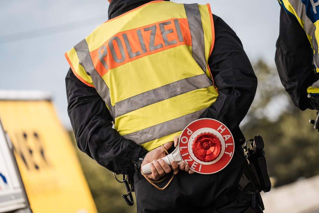 Bundespolizisten verhafteten einen gesuchten 43-jährigen Dieb bei Grenzkontrollen auf der A8. Strafe von 90 Tagen Haft.