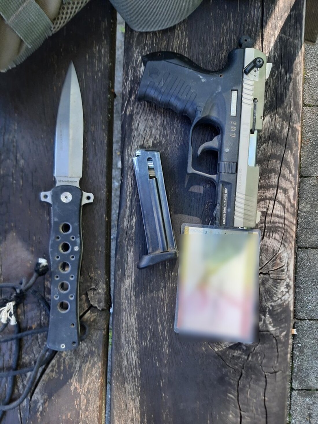 Bundespolizei Waidhaus sichert bei Grenzkontrolle verbotene Waffen von einem 30-jährigen Slowaken. Ermittlungen laufen.