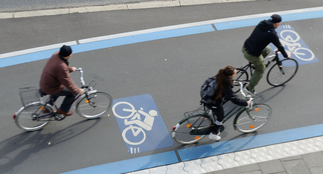 Verkehrsminister Winfried Hermann hat den durchgehenden Radweg entlang der beiden Landesstraßen L 1110 und L 1133 in Tamm getestet. In Tamm steht den Radfahrerinnen und Radfahrern bald ein durchgehender Radweg entlang der beiden Landesstraßen L 1110 und L 1133 zur Verfügung. Verkehrsminister Winfried Hermann hat diesen Weg am 8. September 2022 vorab getestet. Zusammen mit Andreas Klein, Referatsleiter des Baureferats West im Regierungspräsidium Stuttgart, dem Tammer Bürgermeister Martin Bernhard und örtlichen Landtagsabgeordneten fuhr der Minister auf dem neuen Radweg. Dieser kann nach knapp sechs Monaten Bauzeit am Samstag, 10. September 2022, für Radfahrerinnen und Radfahrer freigegeben werden. Deutliche Verbesserung der …