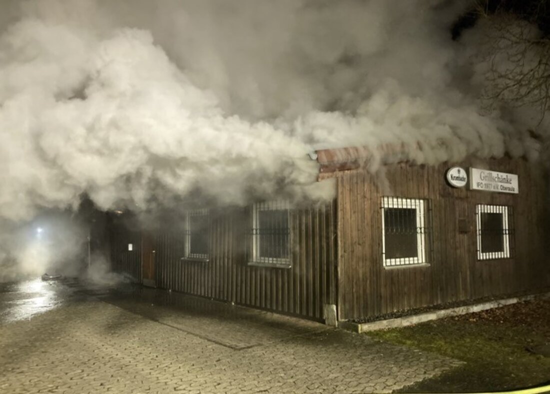 In Oberaula brannte eine Grillhütte. Die Polizei sucht Zeugen zur Klärung der Brandursache. Hinweise unter 05681-774-0.