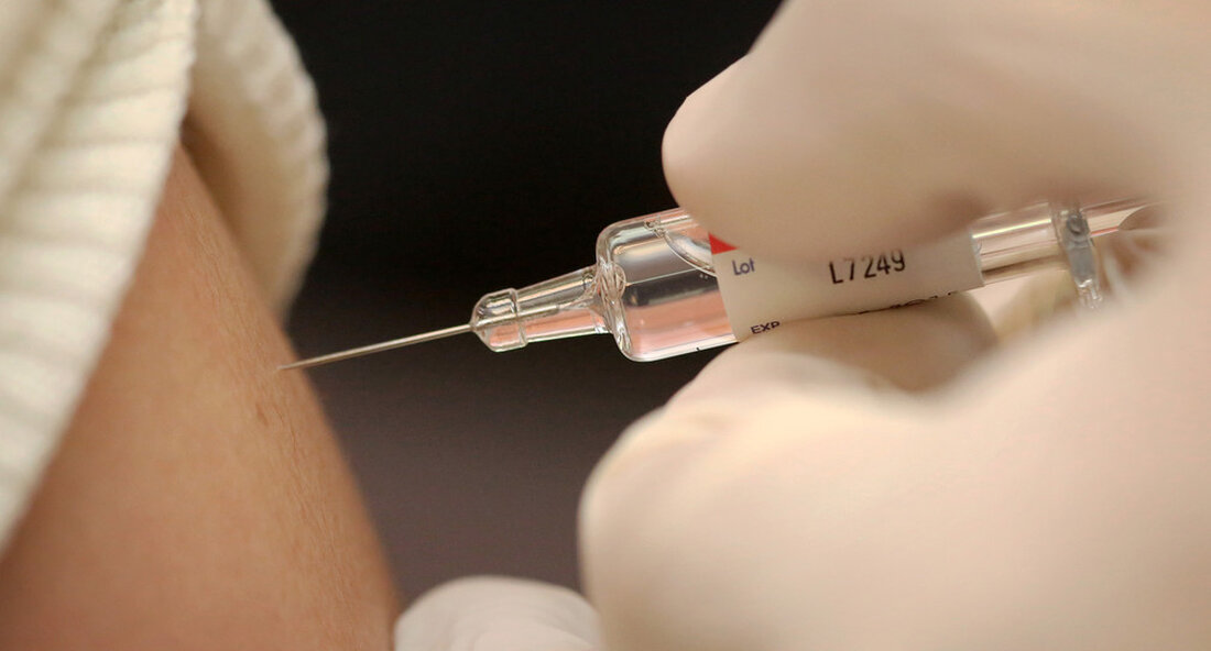 Das Land empfiehlt allen Erwachsenen eine Grippeimpfung &#8211; insbesondere in diesem Jahr ist die Impfung gegen Influenza besonders wichtig. Die Impfung kann gleichzeitig mit der Impfung gegen COVID-19 erfolgen. Der Herbst hat bereits begonnen – und die Grippesaison steht vor der Tür. Die Impfung ist die wichtigste Vorsichtsmaßnahme. Das Ministerium für Soziales, Gesundheit und Integration empfiehlt daher allen Erwachsenen, sich Grippe impfen lassen &#8211; besonders dieses Jahr. „Im vergangenen Winter hatten wir sehr wenige Grippefälle. Aber das lag am Lockdown und den Kontaktbeschränkungen. Hoffentlich werden wir diese Einschränkungen diesen Winter nicht in gleichem Maße brauchen &#8211; aber gerade deshalb ist &hellip;