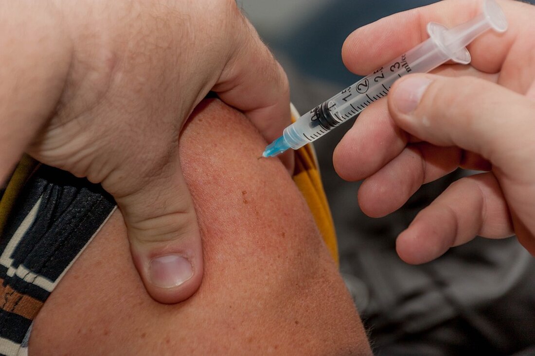 Grippe-Saison steht bevor: Gesundheitsamt bietet Impfungen an Nordsachsen – Die Grippe-Saison steht bevor und das Gesundheitsamt in Nordsachsen bietet erneut Impfungen zum Schutz vor dem Influenza-Virus an. Die Impfungen finden an den Standorten in Torgau (Südring 17) und Delitzsch (Richard-Wagner-Straße 9a) statt. Termine werden immer dienstags von 16 bis 18 Uhr angeboten, zusätzlich gibt es fünf Impfaktionstage im Oktober. „In diesem Jahr erhalten alle Personen den Vierfach-Impfstoff“, erklärt die Gesundheitsamtsleiterin Dr. Steffi Melz. „Bei älteren Menschen ab 60 Jahren muss der Impfstoff jedoch in einer höher dosierten Variante verabreicht werden, da das Immunsystem im Alter nicht mehr so aktiv ist.“ …