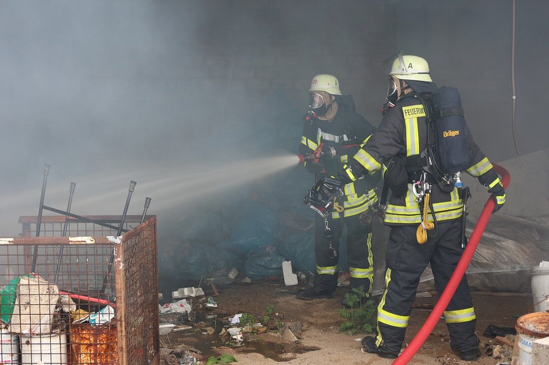 Im Südwesten der Hauptstadt Berlin fand in der vergangenen Nacht ein größerer Feuerwehreinsatz statt. Die Flammen sind auch am Morgen noch nicht vollständig gelöscht. Konkret handelt es sich um einen Brand in einem Einfamilienhaus in Berlin-Kladow. Bei dem Vorfall wurden zwei Menschen schwer verletzt. Die genaue Ursache für das Feuer ist zurzeit noch unbekannt und wird von der Feuerwehr untersucht. Der Notruf ging gegen 3 Uhr morgens ein. Als die Einsatzkräfte am Brandort eintrafen, stand das gesamte Haus bereits in Flammen. Rund 65 Einsatzkräfte vor Ort kämpften gegen das Feuer an. Zwei Personen wurden ins Krankenhaus gebracht, wobei einer von …