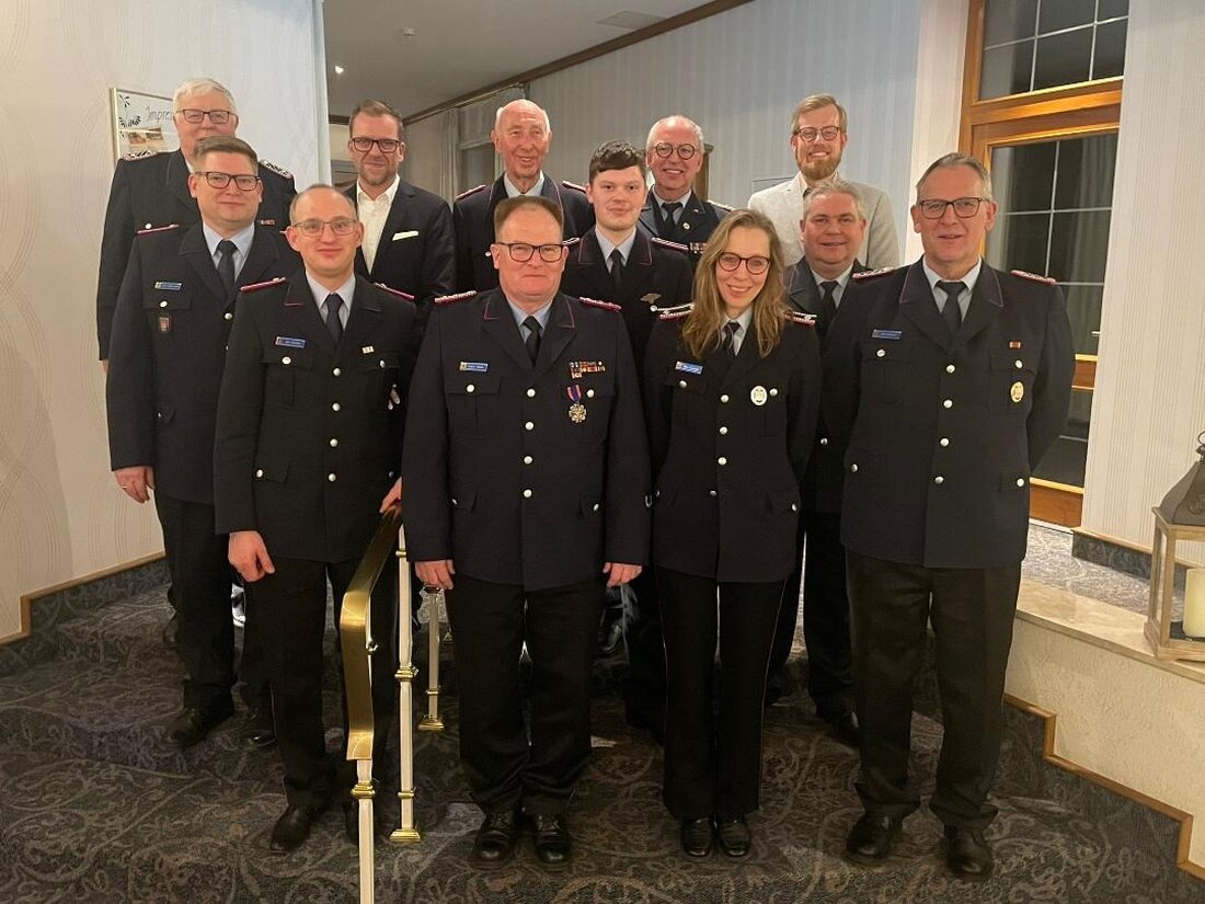 Die Jahreshauptversammlung der Ortsfeuerwehr Groß Hehlen ehrt Martin Walter mit dem Deutschen Feuerwehr-Ehrenkreuz in Bronze.