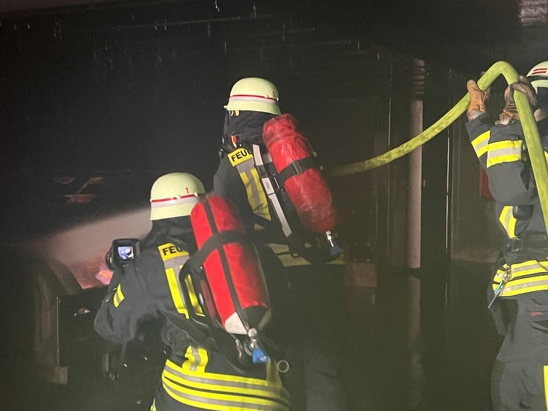 Ein Kleinbrand in einer Tiefgarage in Bonn-Alt Godesberg führte zur Verrauchung von drei Ebenen. Feuerwehr und Rettungsdienst retteten unverletzt Mitarbeiter. Risiken von Selbstlöschversuchen werden betont.
