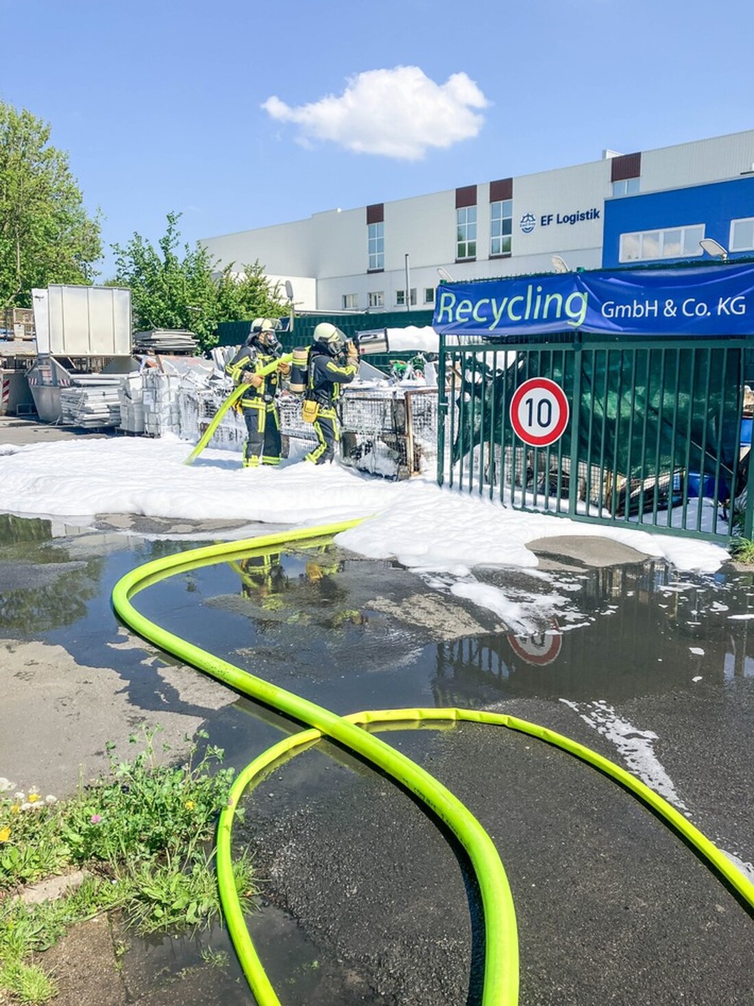 Am Samstagmittag brach ein Brand in einem Recycling-Betrieb in Wattenscheid aus. Schrott entzündete sich, die Feuerwehr war schnell vor Ort.