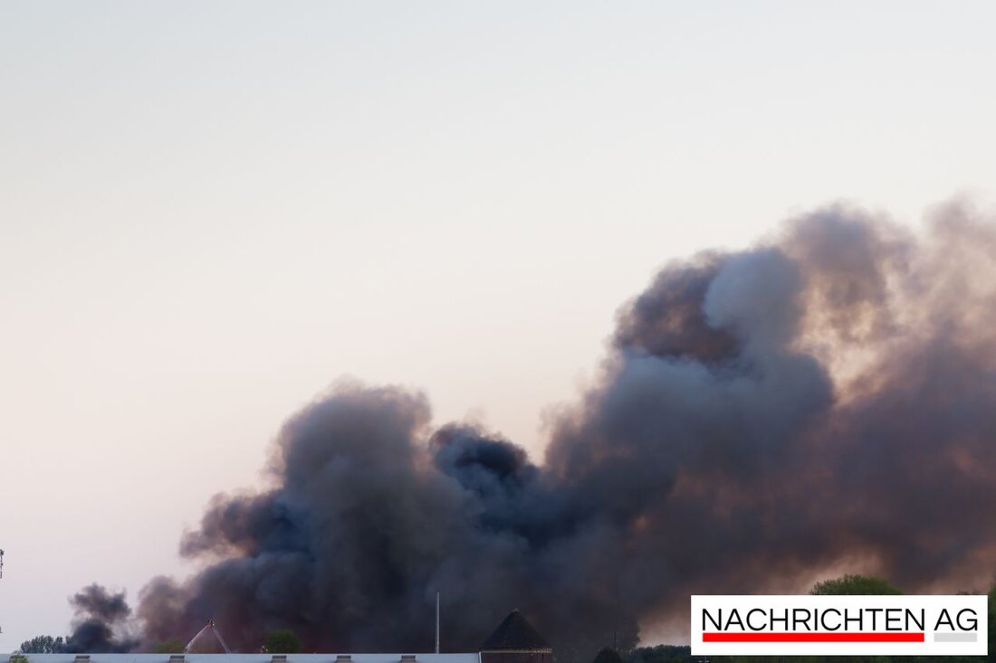 Großbrand auf Recyclingfirma in Hatten; Feuerwehr im Einsatz, BAB 28 gesperrt. Keine Verletzten, Schäden in Millionenhöhe.