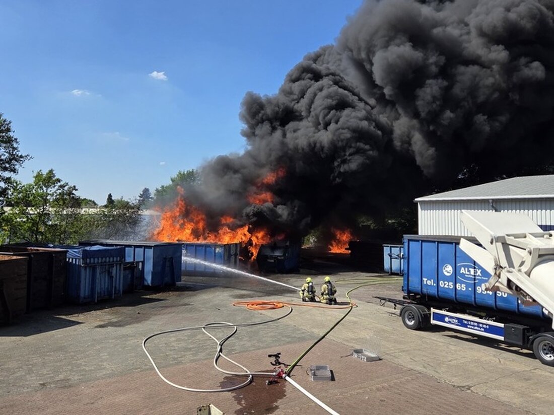 Großbrand im Industriegebiet am Alten Postweg in Gronau: Feuerwehr kämpft gegen Feuer in Kunststoffcontainern, Nachlöscharbeiten im Gange.