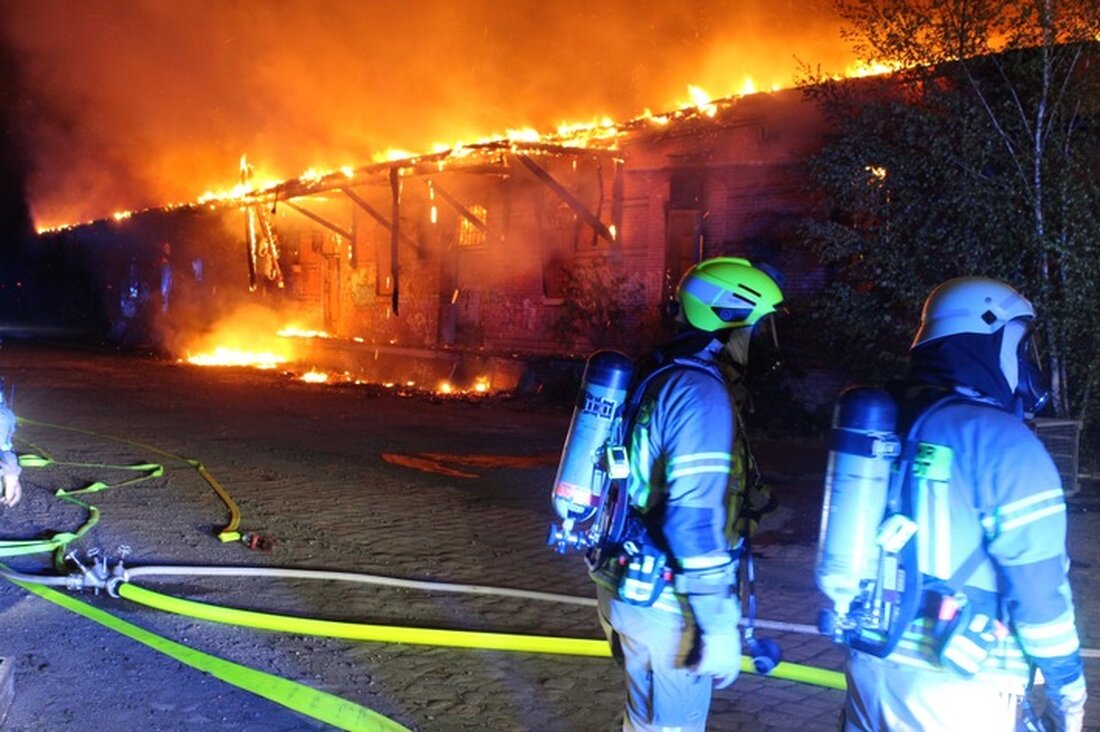 Großbrand in einer leerstehenden Lagerhalle in Helmstedt: Feuerwehr bekämpfte das Feuer mit umfangreichem Einsatz in der Nacht.