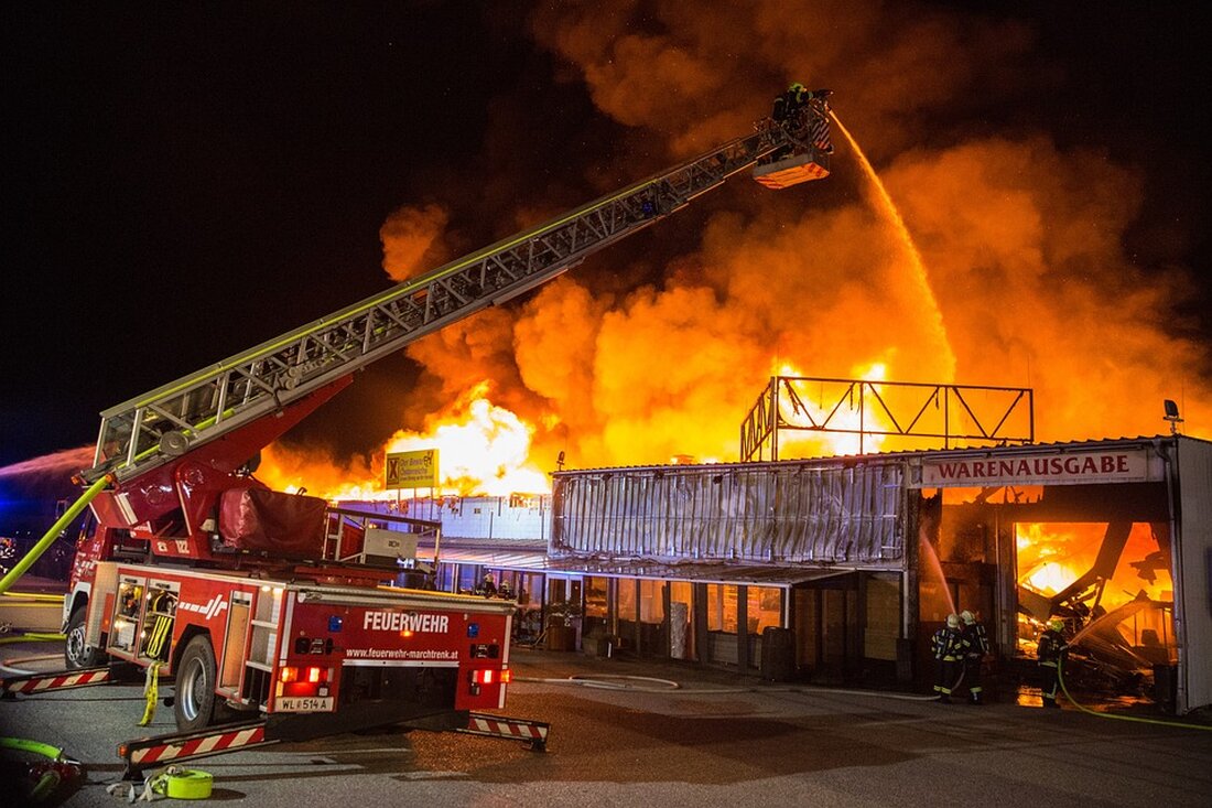 Am Donnerstagabend wurde die Feuerwehr zu einem Großeinsatz in Ludwigsfelde gerufen. Auf dem Gelände des SBAZV brach ein Brand in einer Lagerhalle aus, in der Altpapier gelagert wurde. Der benachbarte Recyclinghof war von dem Feuer nicht betroffen. Mehr als 60 Einsatzkräfte der umliegenden Feuerwehren eilten zum Brandort und bekämpften die Flammen in der Lagerhalle. Dabei kamen unter anderem zwei Löschfahrzeuge zum Einsatz. Die Feuerwehrleute trugen Atemschutzgeräte, um sich vor dem Rauch zu schützen. Aufgrund der starken Rauchentwicklung wurde eine Warnung über die Warn-Apps NINA und KATWARN herausgegeben. Anwohner wurden gebeten, Türen und Fenster zu schließen. Der Rauch zog jedoch kilometerweit …