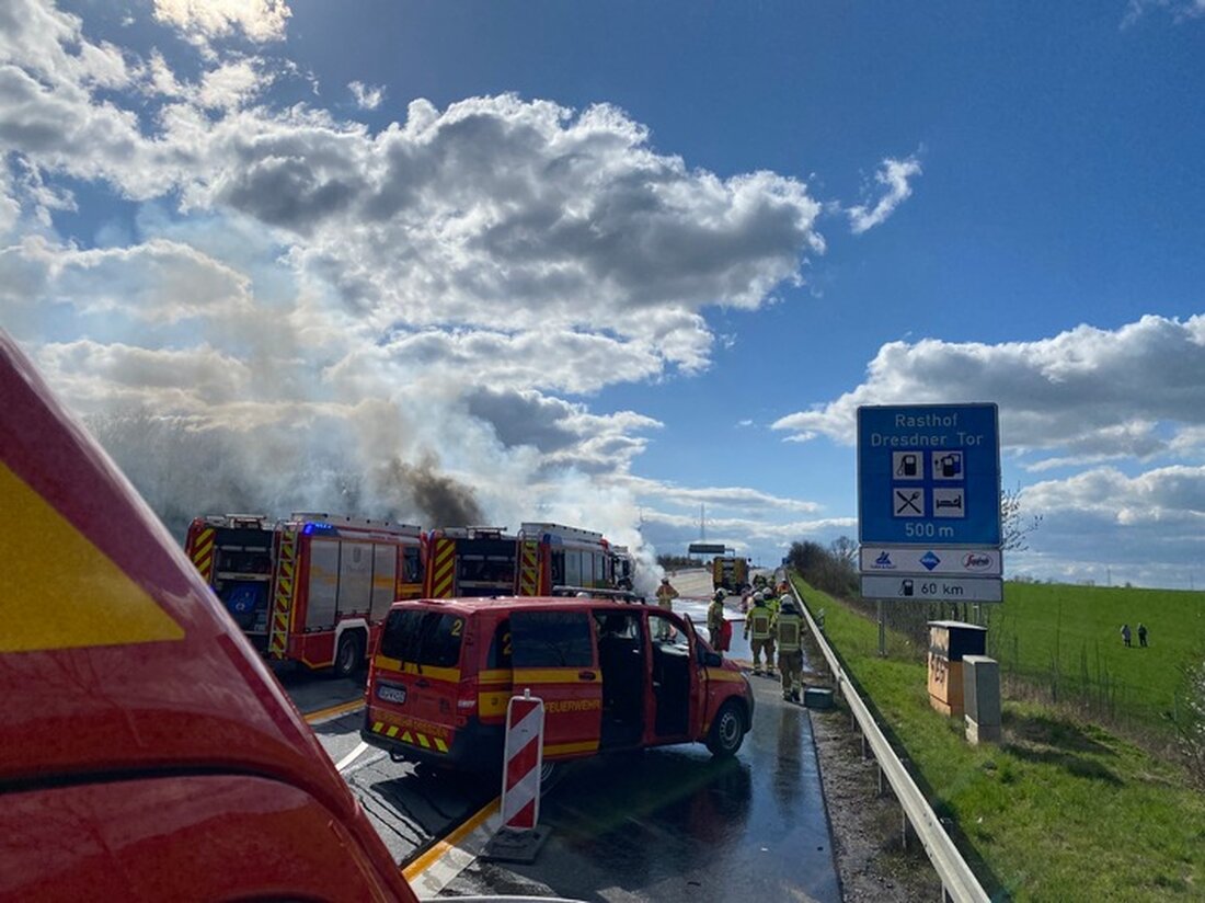 LKW-Brand auf der A4 bei Dresden: Vollsperrung in beide Richtungen seit 15:14 Uhr. 50 Feuerwehrkräfte im Einsatz.