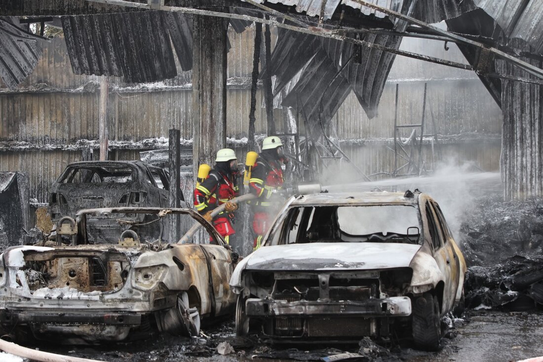 Ein Brand in einem Reifenhandel in Bad Segeberg führte zu einem umfangreichen Feuerwehreinsatz am 20. Februar 2025.