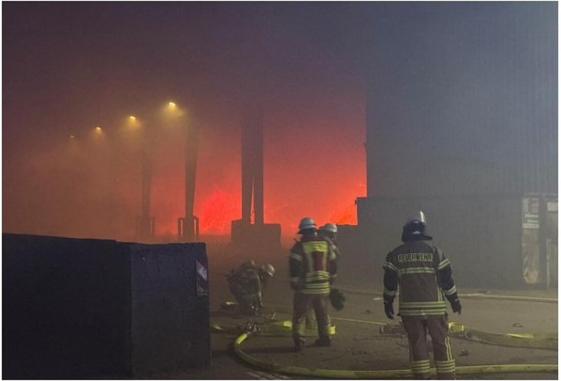 Großbrand im Abfallwirtschaftszentrum Wiefels: Feuerwehr kämpft seit 22:26 Uhr gegen die Flammen in einer Lagerhalle. Ursache unklar.