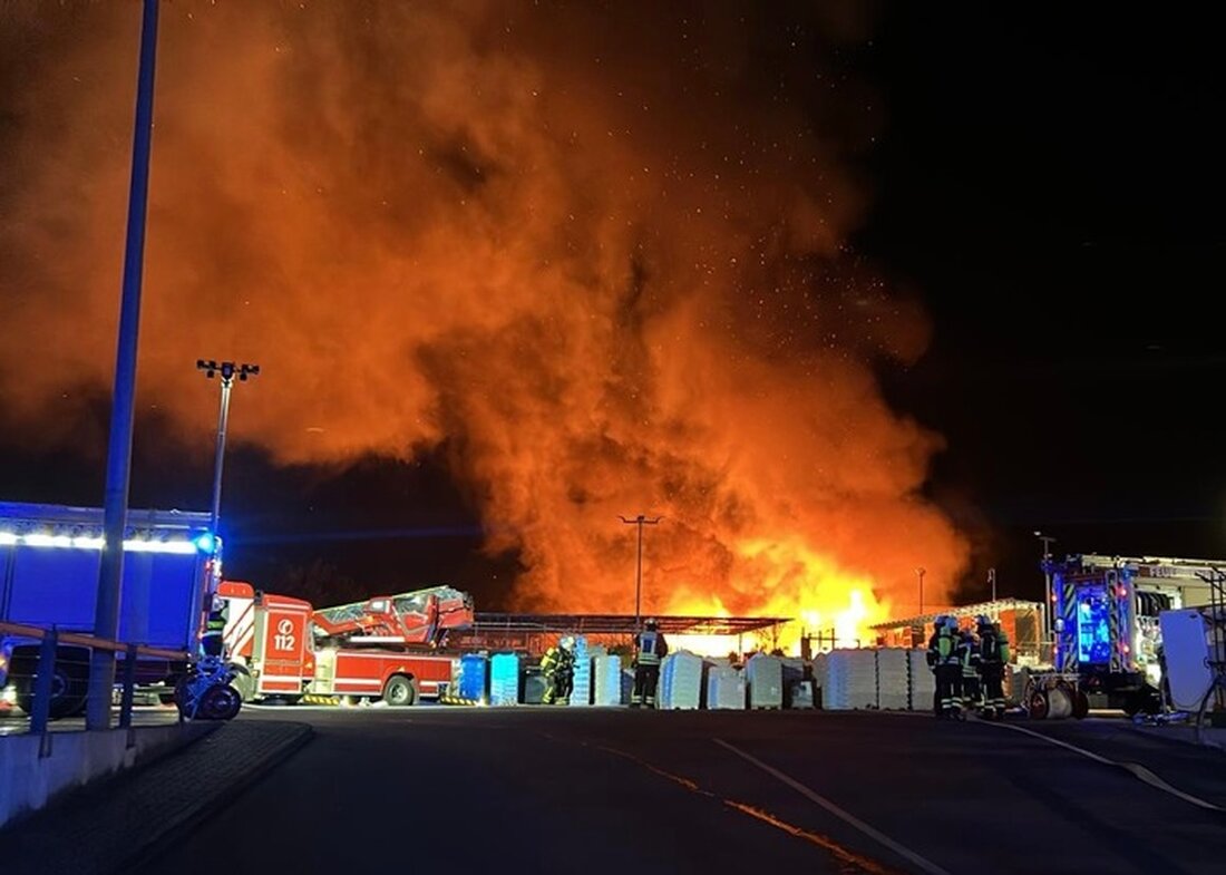 Feuerwehr Moers kämpfte in der Nacht zum 07.05.25 gegen einen Großbrand an einem Baumarkt in Moers-Scherpenberg. Die Einsatzkräfte verhinderten eine Ausbreitung des Feuers.
