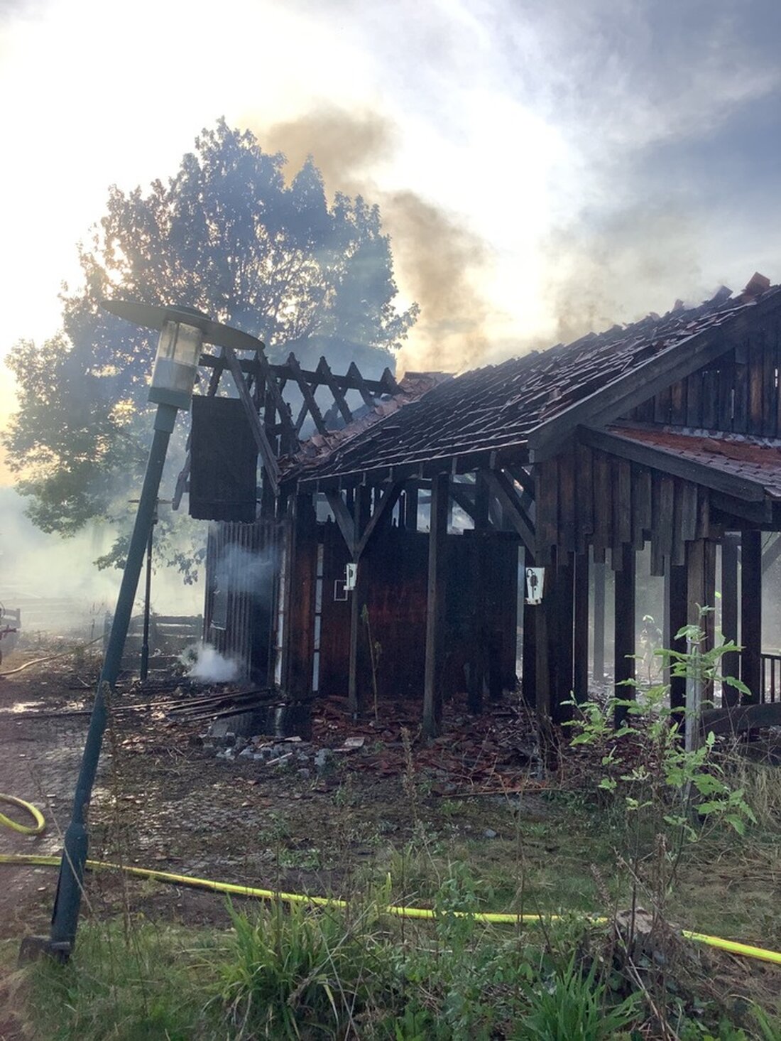 Feuerwehr Oberhausen rückte zur Brandbekämpfung einer Holzhütte im Centro-Park aus. Keine Verletzten, Details zur Brandursache offen.