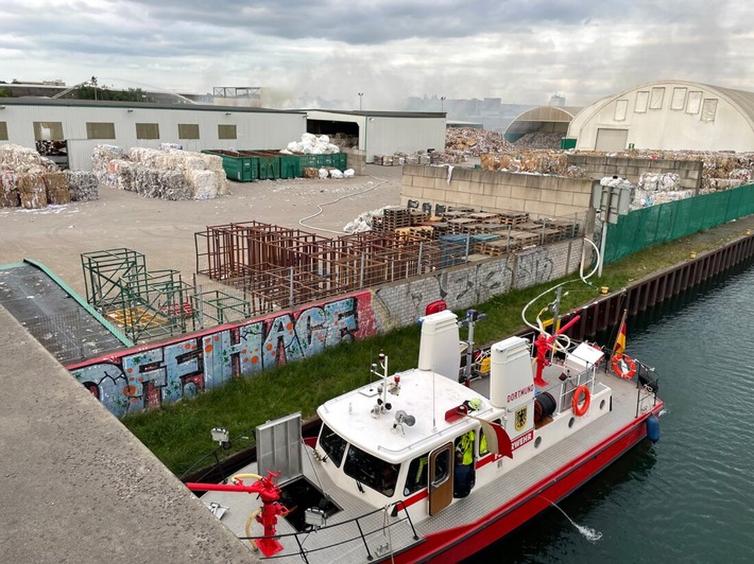Am 06.05.2025 brannte ein Recyclingbetrieb im Dortmunder Hafen. 80 Feuerwehrkräfte kämpften gegen den Rauch und die Flammen.