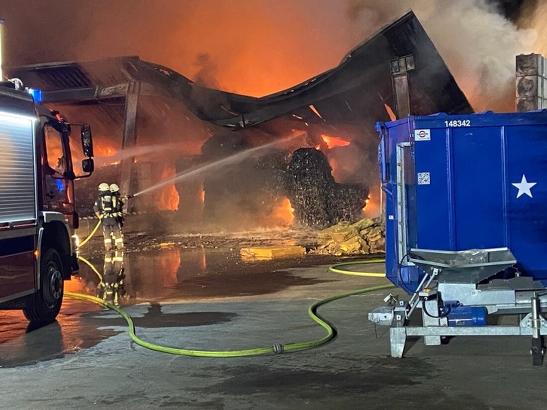 Großbrand im Industriegebiet Grafenwald, Hermeskeil: Einsatzkräfte löschen brennenden Gewerbemüll, Bevölkerung aufgefordert, Fenster geschlossen zu halten.