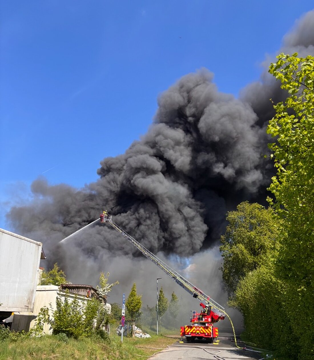 In Burg (Dithmarschen) brennen Reifen und Schrott auf 2.500 qm. Über 200 Einsatzkräfte kämpfen gegen das Großfeuer.