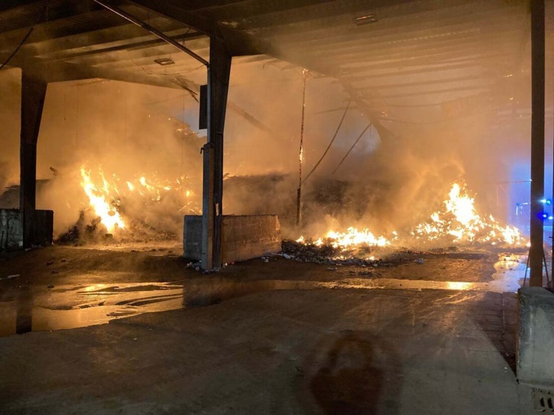 Großbrand im Entsorgungsunternehmen in Dörentrup: Feuer brach durch Selbstentzündung aus, zwei Feuerwehrleute verletzt.