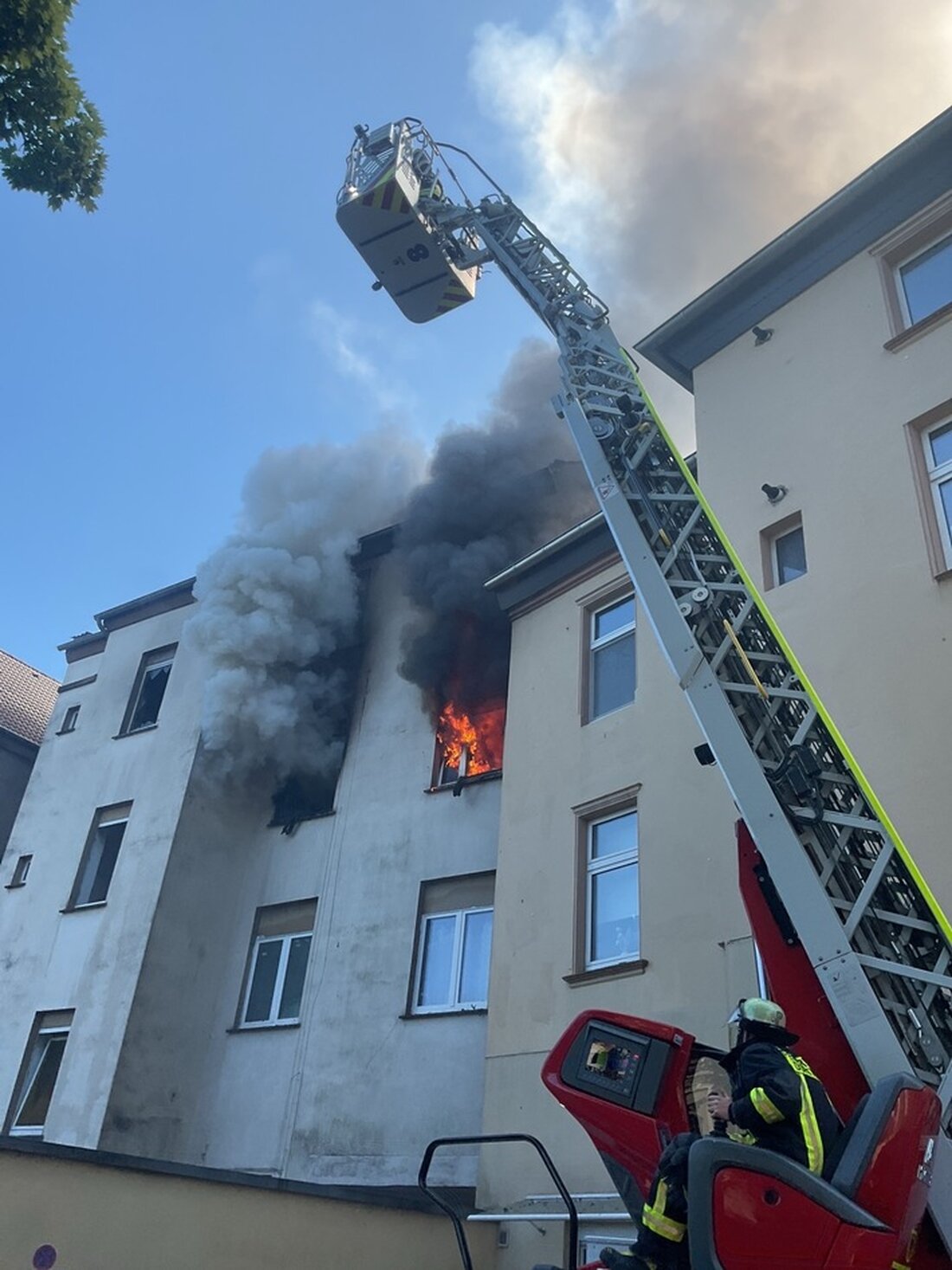 Ein Wohnungsbrand in Dortmund-Marten fordert ein Todesopfer. Die Feuerwehr rettete mehrere Bewohner, ermittelt wird die Ursache.
