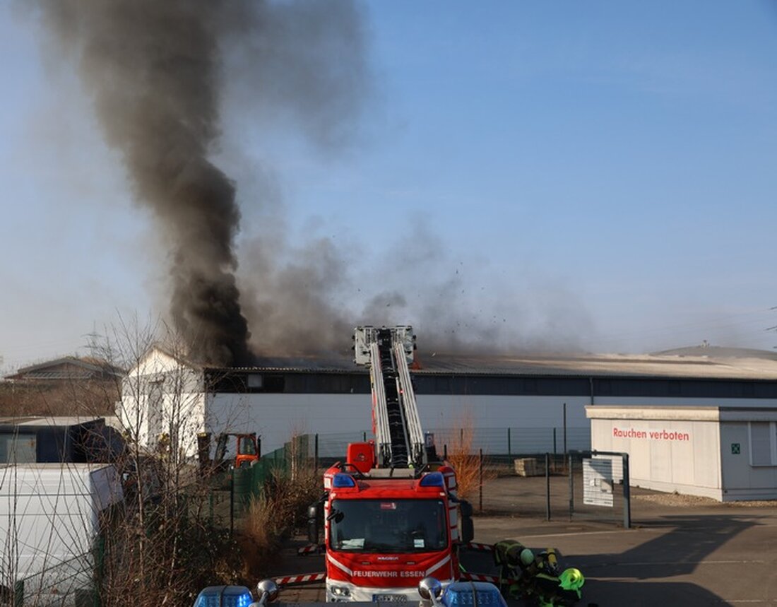 In Essen-Dellwig brach am 10. März ein Großbrand in einer Lagerhalle aus. Über 70 Einsatzkräfte kämpften stundenlang gegen die Flammen.