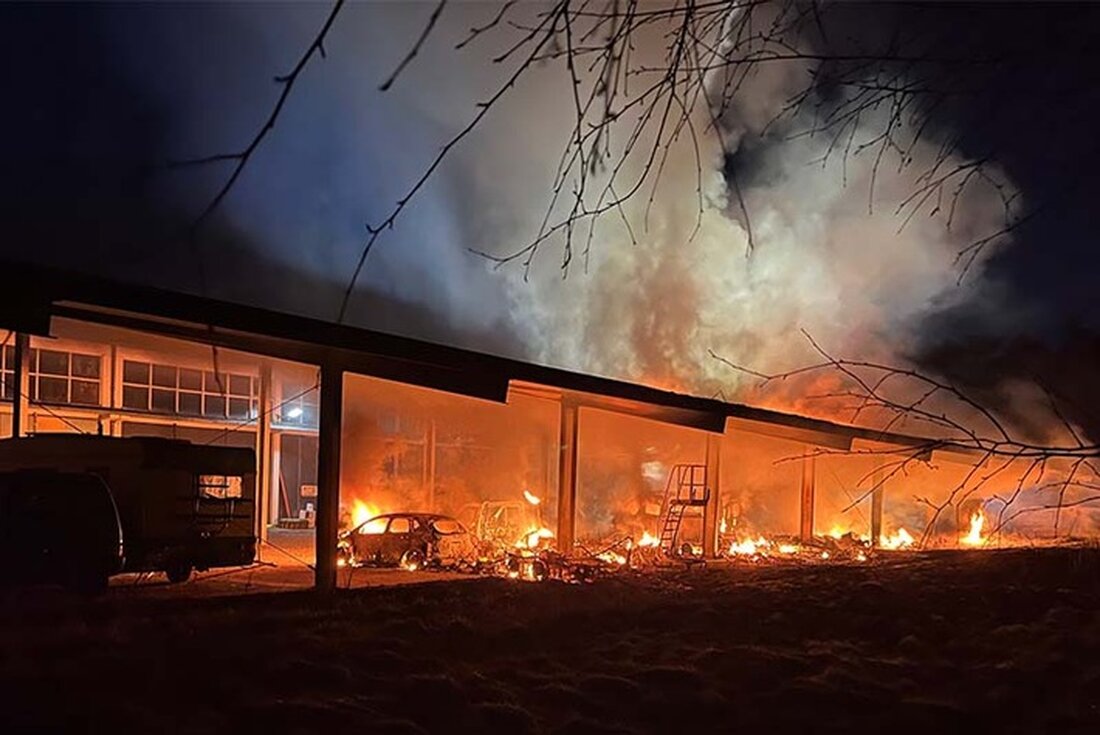 In Rheine brannte eine Lagerhalle, ein Großeinsatz der Feuerwehr. Zum Glück gab es keine Verletzten. Ermittlungen laufen.