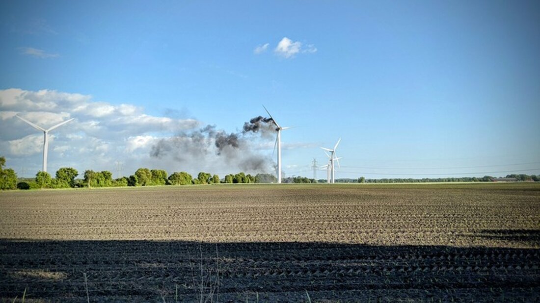 Am 15. Mai 2025 brannte eine Windkraftanlage in Iselersheim. Polizei ermittelt, verdächtigt technischen Defekt als Ursache.