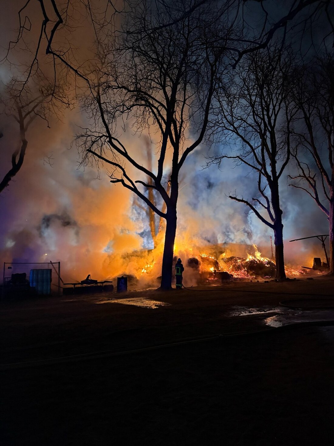 Die Feuerwehr Neukirchen-Vluyn unterstützte am Samstagabend bei einem Großbrand in Krefeld, der rund 40 Pferde gefährdete.