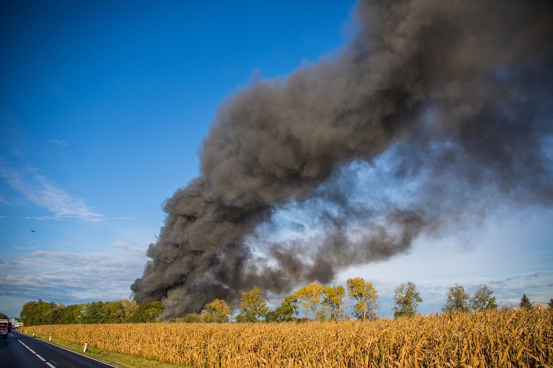 Brand in Lagerhalle in Berlin-Spandau: Feuerwehr im Einsatz Einsatzkräfte der Feuerwehr bekämpfen derzeit einen Brand in einer Lagerhalle in der Neuendorfer Straße in Berlin-Spandau. Das Feuer wurde am frühen Nachmittag gemeldet und sorgt für eine große, dunkle Rauchwolke über dem Stadtteil. Die Lagerhalle befindet sich auf einem Industriegelände, auf dem auch der Ortsverband des THW Spandau ansässig ist. Nach ersten Informationen brannte ein Lkw mit Druckgas-Behältern, der außerdem Lacke geladen hatte. Das Feuer griff schnell auf Teile der Lagerhalle über, wodurch fünf Pkw, darunter ein Fahrzeug des THW, sowie mehrere Anhänger des THW und ein Holzunterstand in Flammen aufgingen. Die …