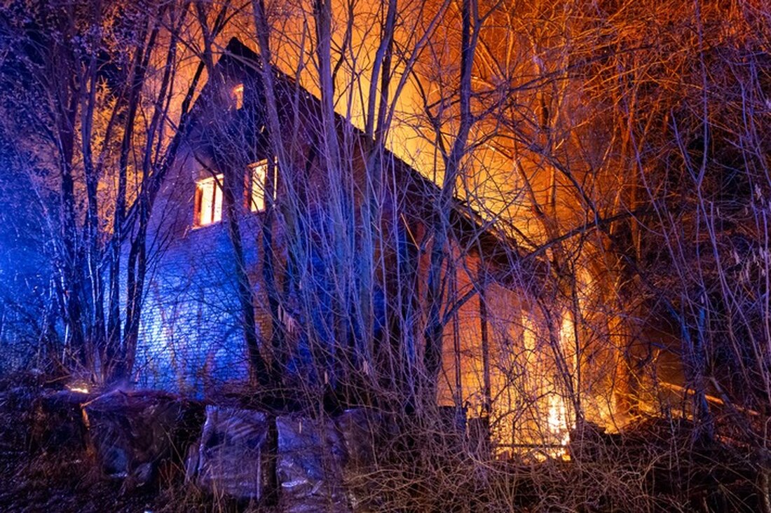 Am 11.03.2025, gegen 22:27 Uhr, brach ein Großbrand in einem verwahrlosten Nebengebäude in Möllbergen aus. Die Feuerwehr Porta Westfalica kämpfte gegen die Flammen.