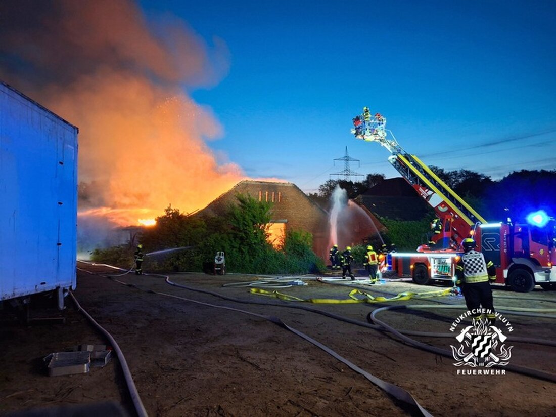 Freiwillige Feuerwehr Neukirchen-Vluyn kämpfte über 17 Stunden gegen einen Scheunenbrand, abschließend mit Nachlöscharbeiten am Folgetag.