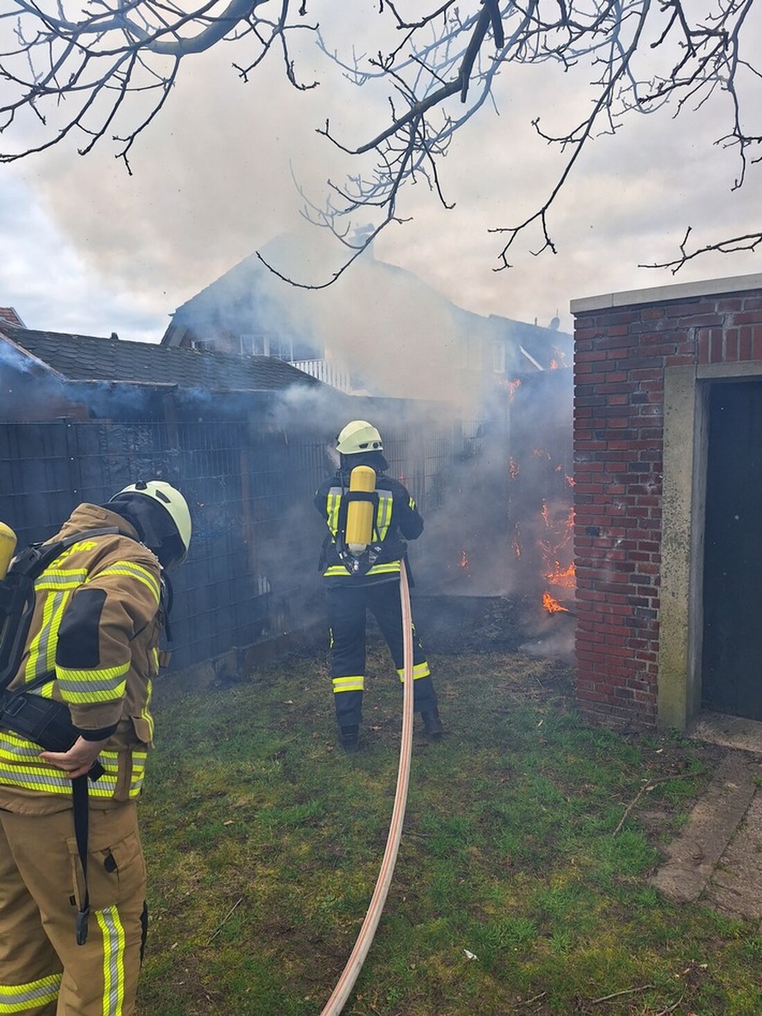 Feuerwehr Greven bekämpfte am 13.03.2025 einen Brand eines Holzschuppens in Reckenfeld, verhinderte Gebäudeschäden.