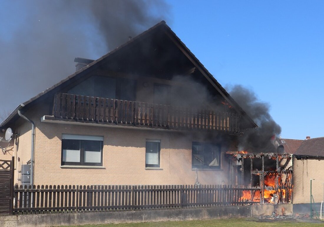 Am 22.03.25 brach ein Brand in einem Wohnhaus in Vinsebeck aus ungeklärter Ursache aus. Feuerwehr wurde alarmiert, Sachschaden: fünfstelliger Betrag.